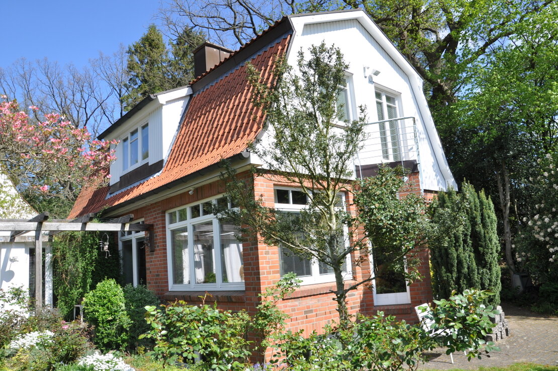 Reihenhauszeile in einer grünen Wohngegend