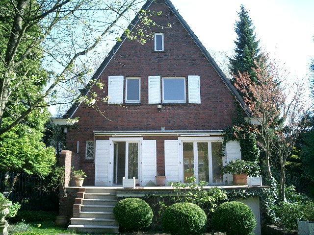 Gewerbliche Ladenfläche mit großer Schaufensterfront