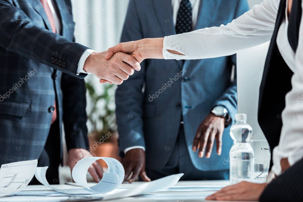 Geschäftspartner geben sich die Hand